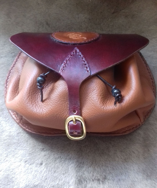 Escarcelle en cuir bordeau et marron motif dragon