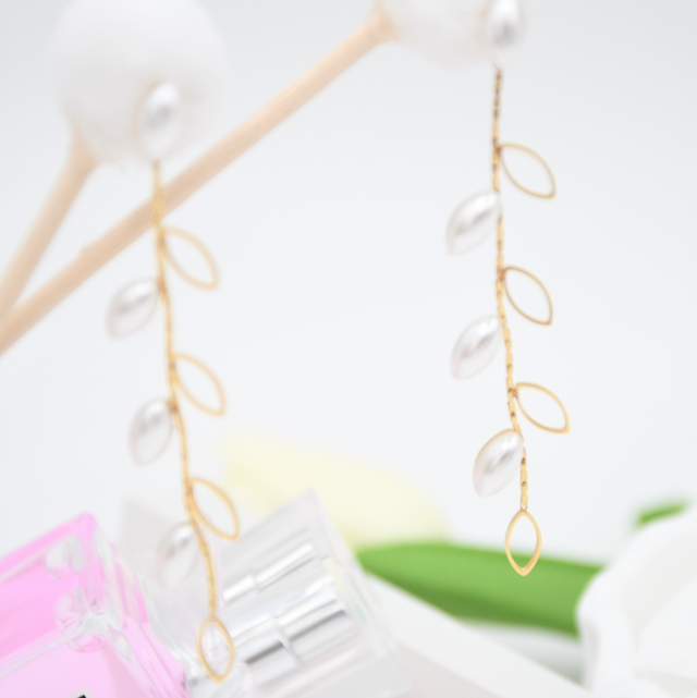 Boucles feuilles perle blanche pendantes