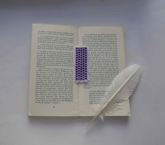 Le marque-page violet brodé