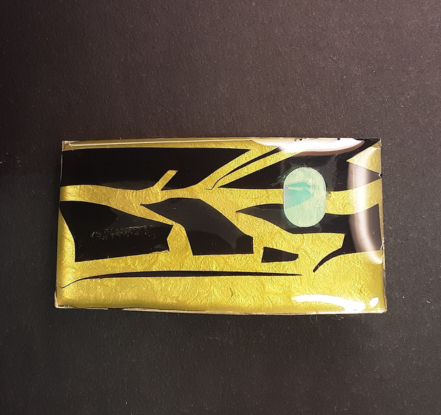 Broche rectangle moyen collection Elégance fond vert mousse nacré cabochon plat irisé motif végétal noir