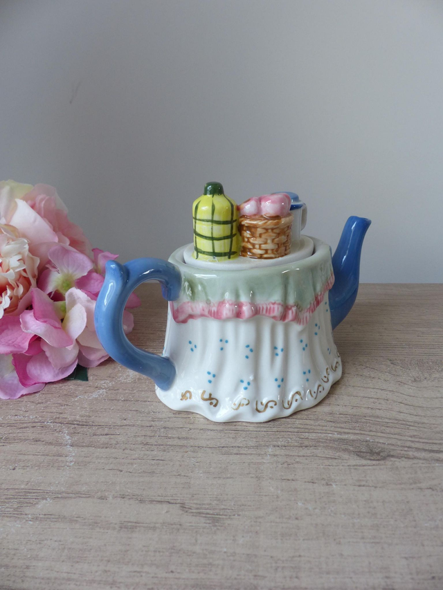 Petite théière décorative en forme de table avec nappe peinte à la main, vintage teapot dressing table, théière décoration cuisine, goûter