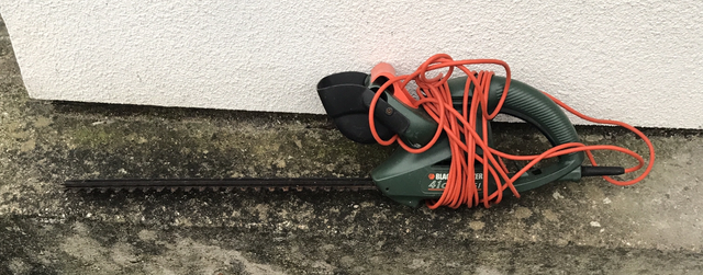 Sold - Black &amp; Decker Hedge Cutter - 41cm GT251 - M91