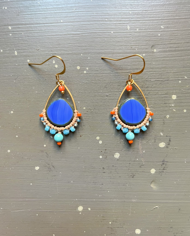 Boucles d&#039;oreille en macramé, perle en verre bleu Klein et turquoise