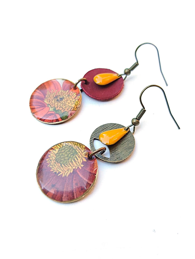 Boucles d&#039;oreilles Asymétriques Upcyclées en Chute de Cuir et Papier Recyclés - Fleurs - Collection Médiévale