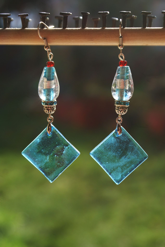 Boucles d&#039;oreilles en verre bleu. 