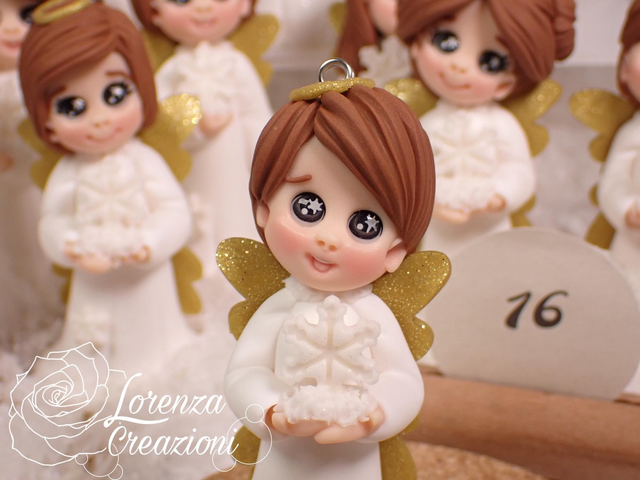 Angioletto del Natale 2025 n°16  con fiocco di neve, modellato e dipinto a mano. Pezzo unico, da collezione, firmato e numerato. Made in Italy, made in Treviso, Lorenza Creazioni.

