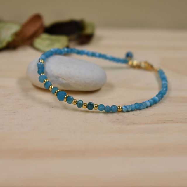 Bracelet fin monté sur cable en apatite bleue