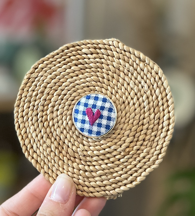 Pin’s coeur rose (quadrillé bleu)
