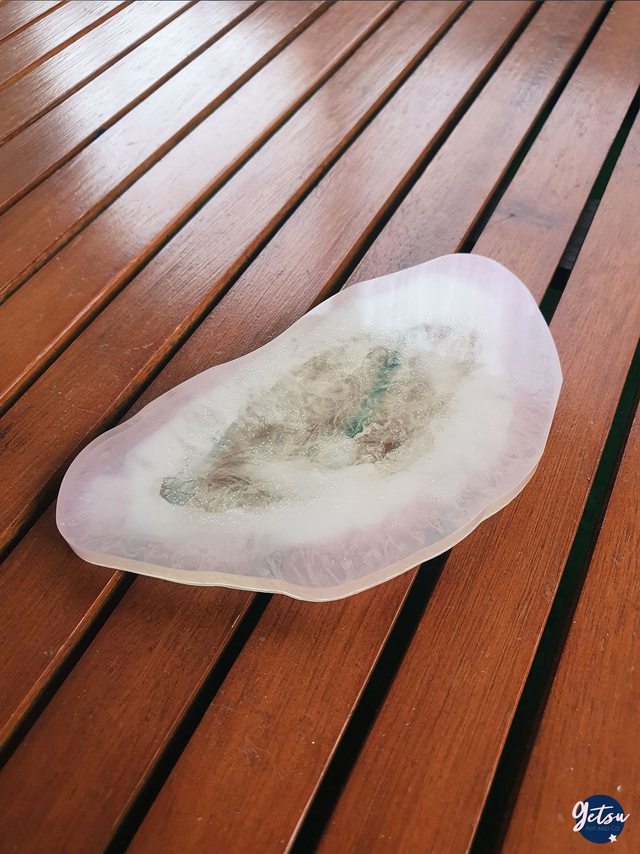 Sous-verre en résine inspiration tranche d&#039;agate, blanc-violet et long ovale