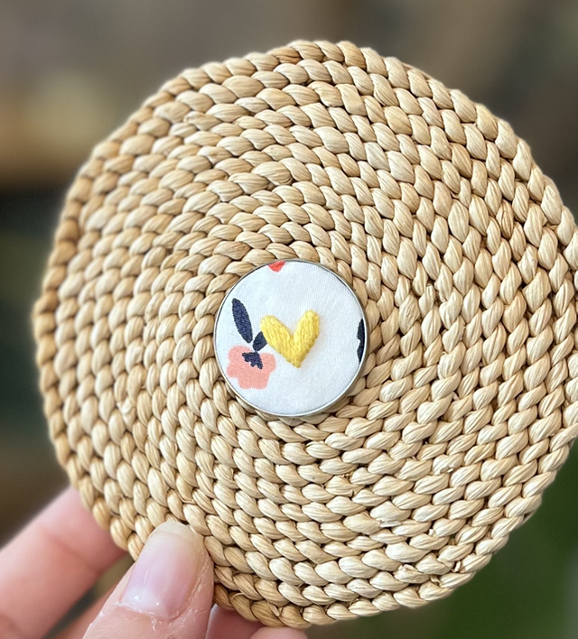 Pin’s coeur jaune (fleurs)