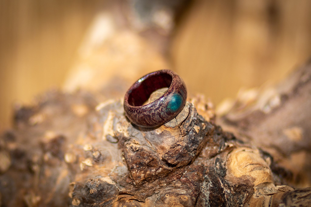 Ring: Waldlicht – Holzring mit schimmernder Kunstharz-Ader 20mm