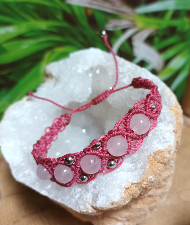 Bracelet en micro-macramé et quartz rose