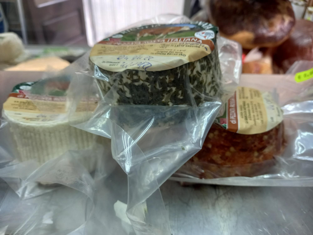 Ricotta stagionata erba cipollina farcitura solo in superficie 