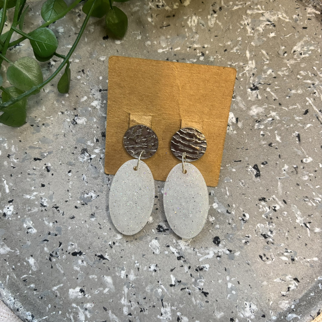 Boucles d’oreilles résine argenté blanche et paillettes 