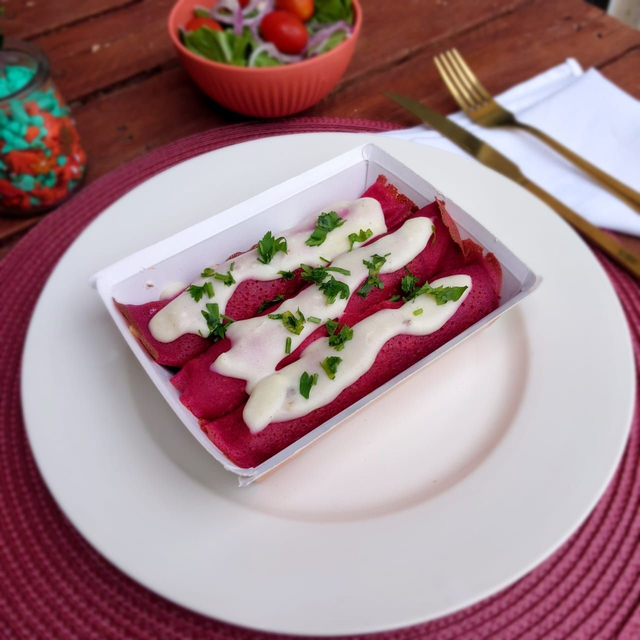 Panqueca rosa c/ frango cremoso e creme de ricota + molho bechamel