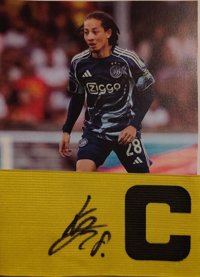 Gesigneerde aanvoerdersband van Fritz Jim