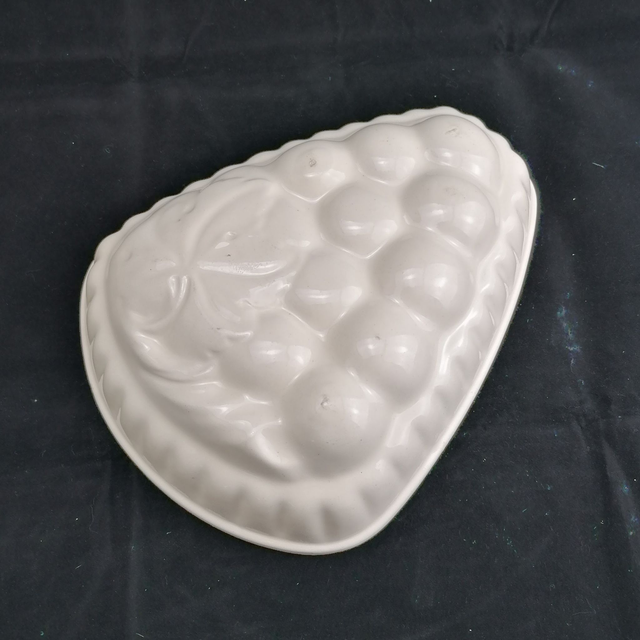 Wijnrank | Bewerkte Franse aardewerk puddingvorm met druiven decor (breedte 19 | lengte 24 | hoogte 5,5 cm) in witte glazuurkleur | Vintage