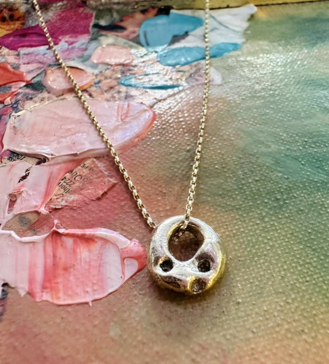 Noodle &amp; Meow - 9ct Gold hagstone pendant 