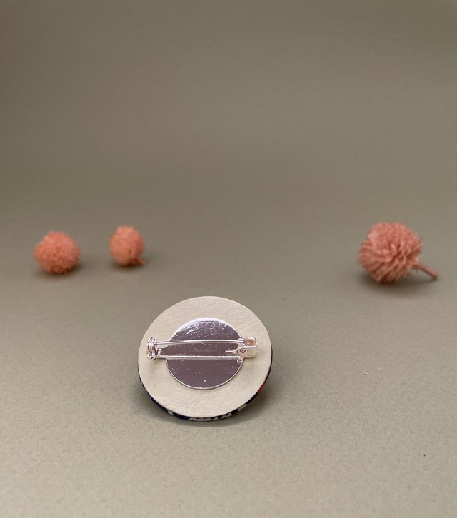 Broche ronde lapin bleu foncé en carton et tissu imprimé