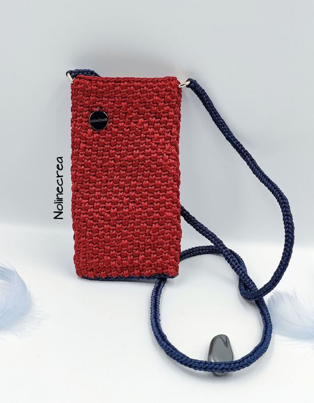 Pochette de téléphone rouge avec bandoulière bleu, Style unique fait main au crochet, Pochette de téléphone, bandoulière bleu intégrée