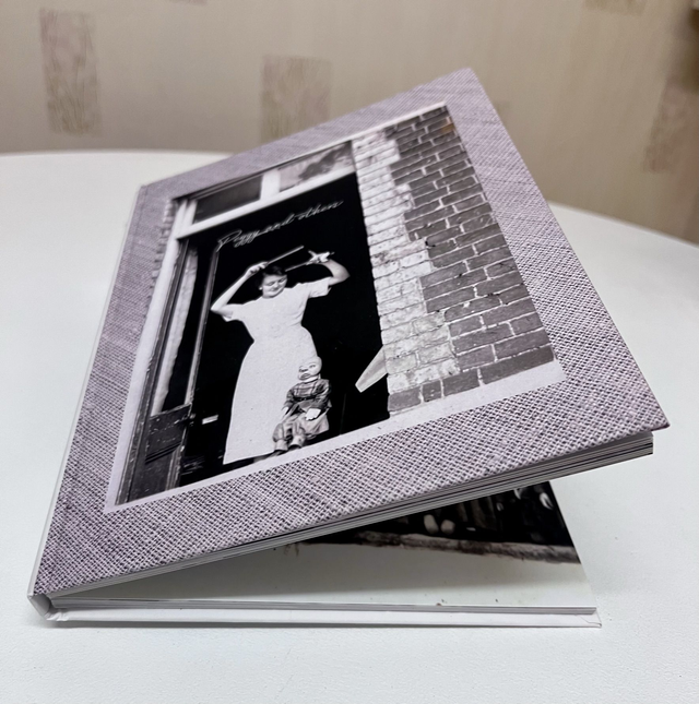 Photo-story book, small (A4 layflat up to 24 pages, processing of up to 60 photos, 2 interviews included)