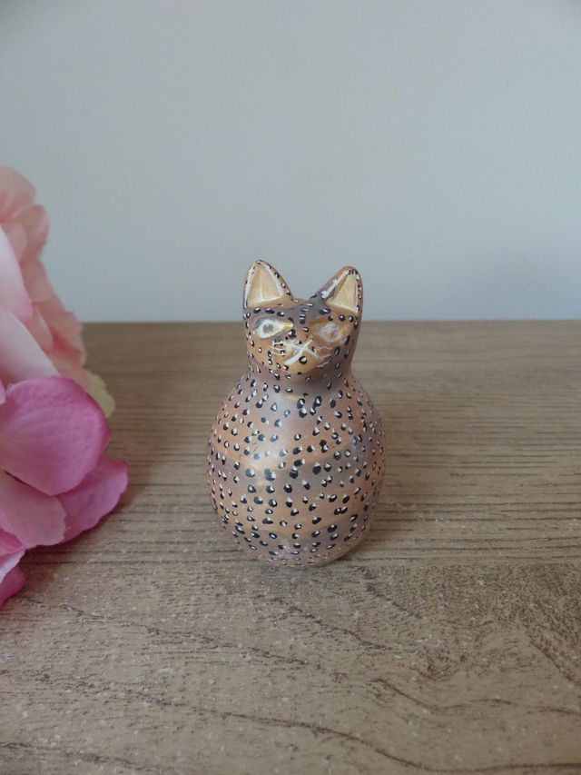 Sculpture de chat en pierre forme sphérique, presse-papier félin, décoration bureau, collection petits animaux chats en pierre, décoration