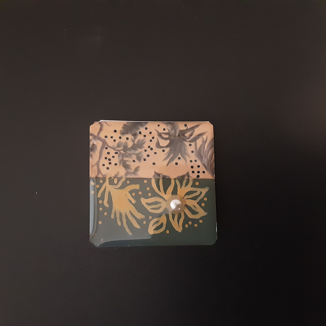 Broche petit carré collection floral fond vert sapin-bande impression vert et beige-cabochon nacré