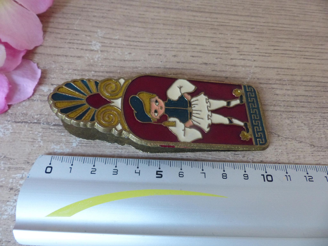 Pince à courrier vintage en laiton émaillé peint main – motif couple grec en tenue traditionnelle – pince à papier décorative pour bureau