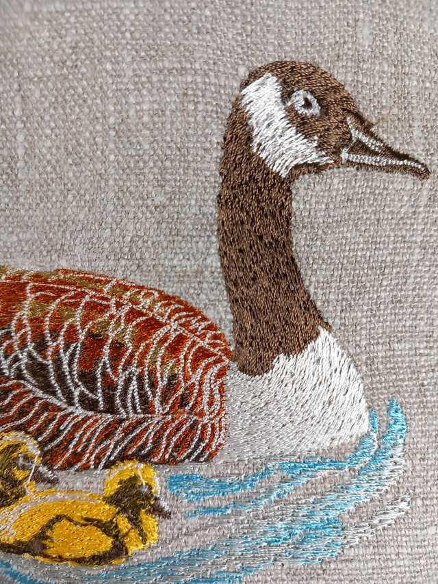 Abat-jour pour lampe de table en lin brodé - broderie "Oie et ses oisons".