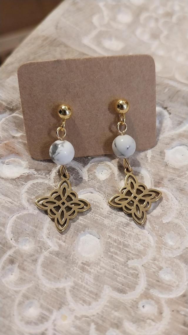 Boucles d'oreilles Howlite et noeud celtique
