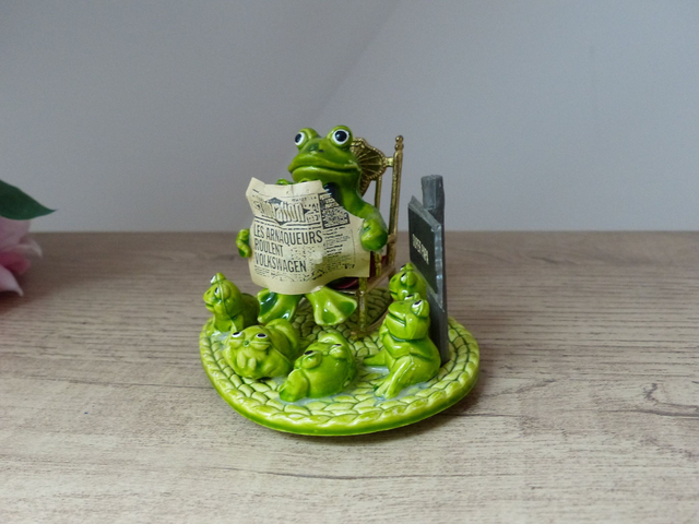 Figurine grenouille super papa en famille avec bébes, Grenouille avec journal, Papa d'enfants famille nombreuse, Cadeau Fête des Pères, Papa
