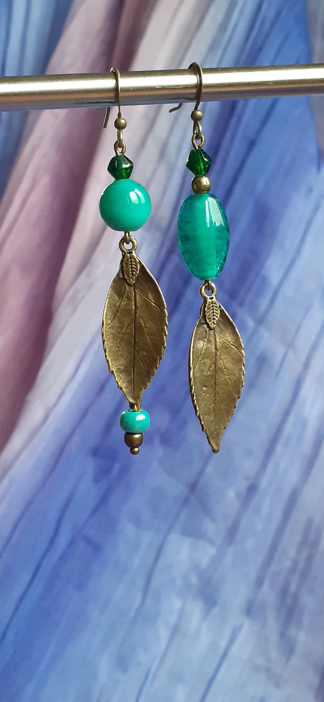 Boucles d'oreilles asymétrique, bleu turquoise, bronze vieilli