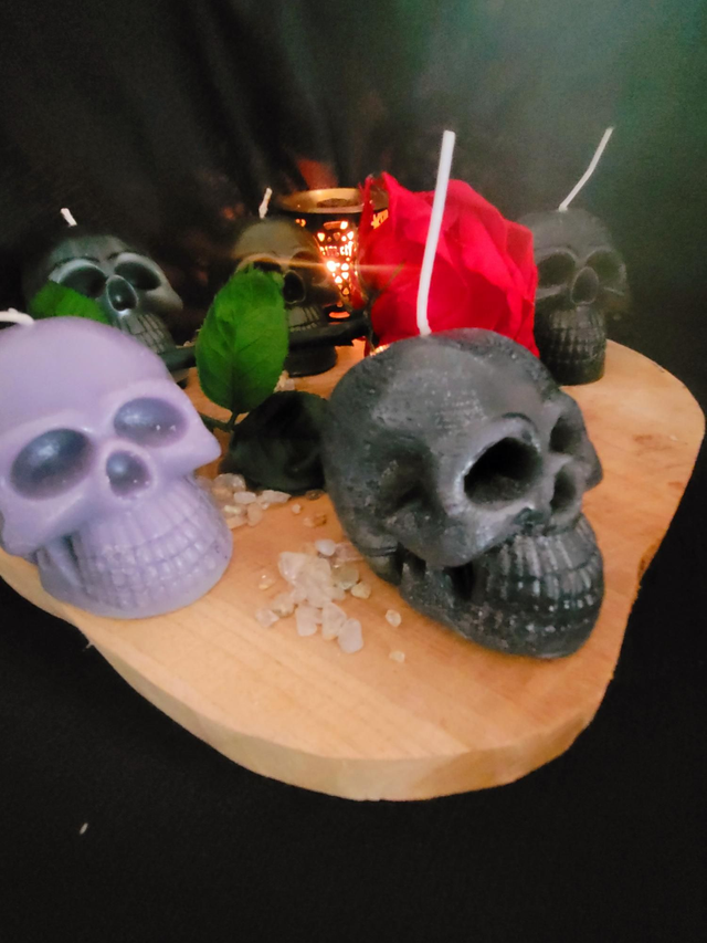 Bougie Crâne Artisanale (100 g, Poids Variable) : Éclairez Votre Décoration Mystique !