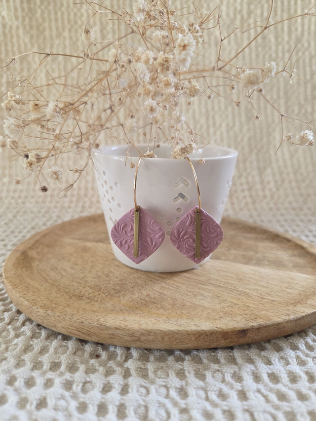 Boucles d'oreilles Mae coloris rose blush et arabesques