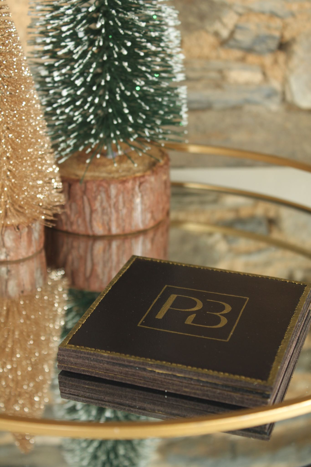 Ensemble de 4 dessous de verre carré marron chocolat dont 2 liseré doré et 2 liseré argenté