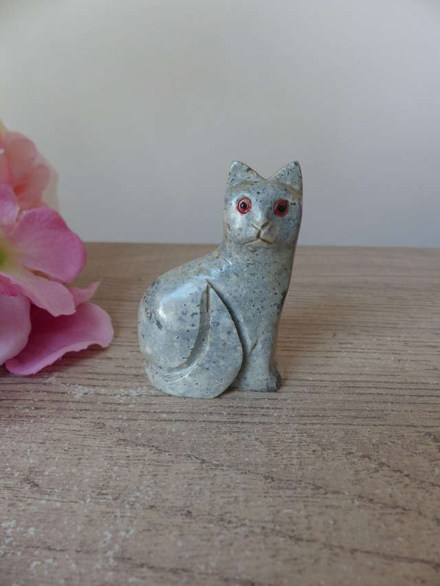 Figurine Chat Gris en Pierre Sculptée – Miniature Artisanale aux Yeux Orange, Déco Vitrine et Cadeau Collectionneurs d’Animaux en Pierre