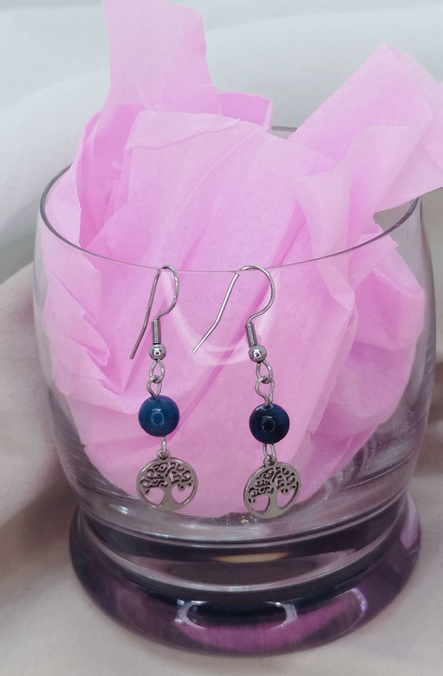 Boucles d'oreilles crochet en acier inoxydable ornées d'une perle naturelle aventurine bleue et d'un pendentif "arbre de vie" en acier.