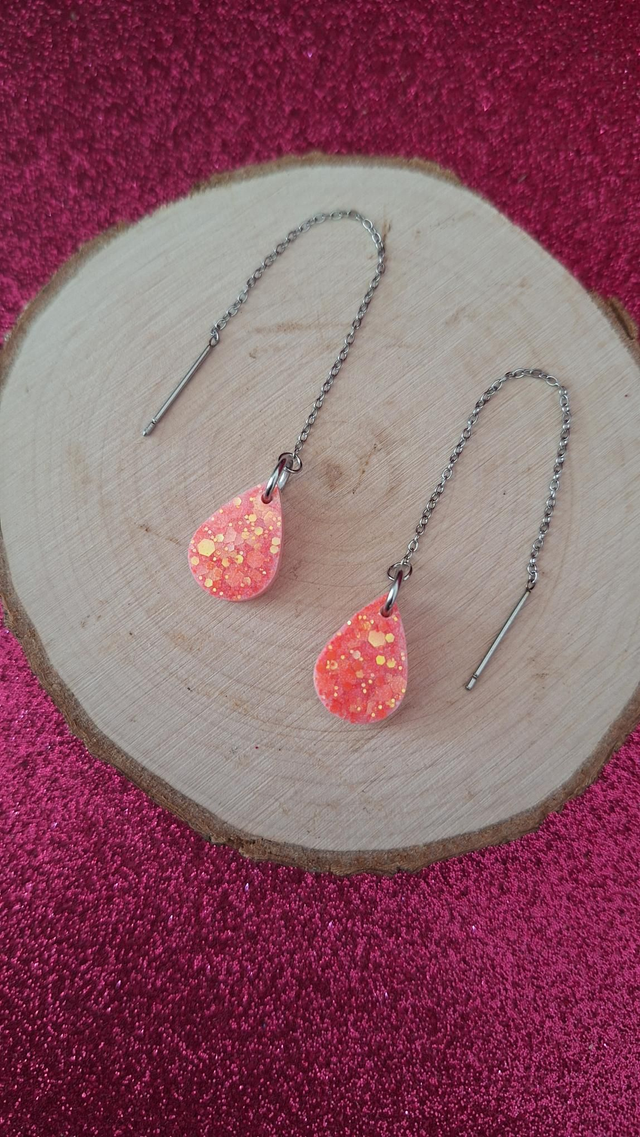 Boucles d&#039;oreilles à enfiler argentées gouttes corail/blanche