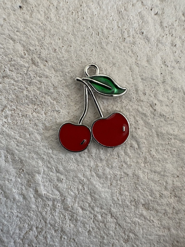 Charm Cerise argentée