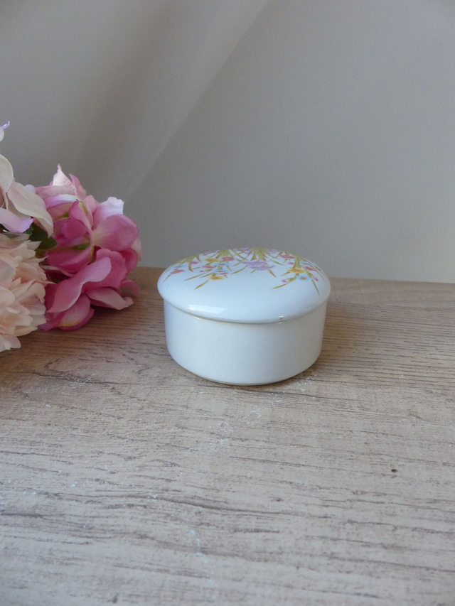 Ensemble de deux boites de rangement en porcelaine Vintage Décor Floral Taïwan, petite bonbonnière et pot à gingembre Japonais