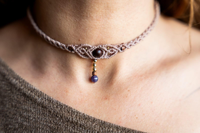 Collier ras de cou en micro-macramé marron clair et perles bois de Rose et Améthyste 