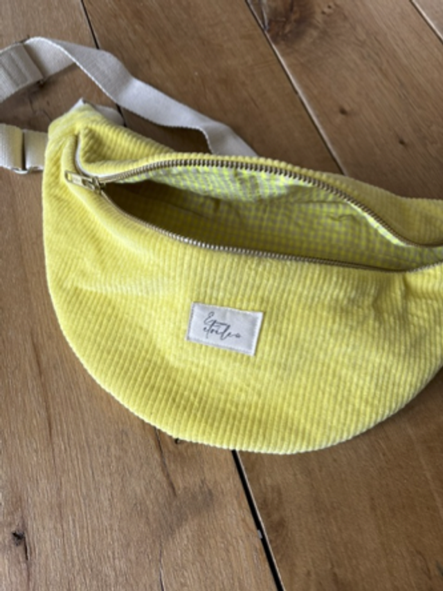 Banane en velours jaune