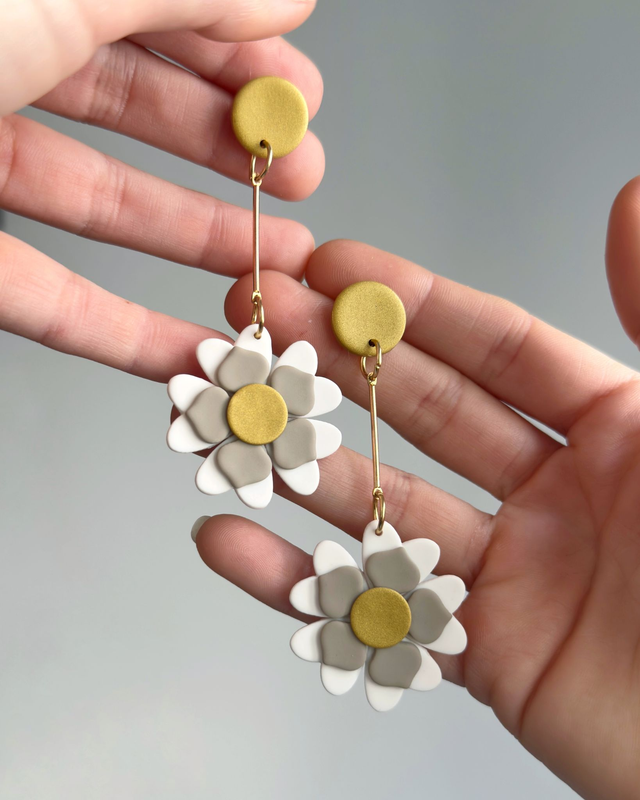 Groovy flowers mini colgantes blanco y dorado