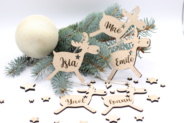 Boule de Noël personnalisée en bois massif - Modèle Renne Prénom