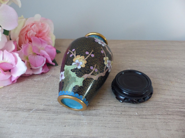 Petit Vase Vintage en Laiton Cloisonné – Motif Fleurs de Cerisier – Style Asiatique sur Socle - Décoration Maison Ambiance Asie
