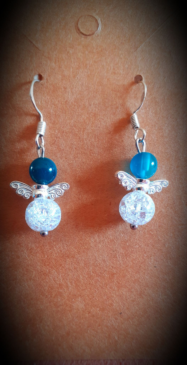 BOUCLES D OREILLE ANGE AVEC CRISTAL DE ROCHE CRAQUELE ET AGATE BLEUE