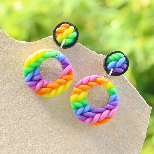 Retro Regenbogenohrringe aus Polymerton, mit pastellfarbenem Strickmuster