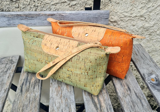 Grande trousse "Nikky" en liège naturel et teinté (2 coloris à choix) avec fermeture éclair et 1 poche à l'intérieur