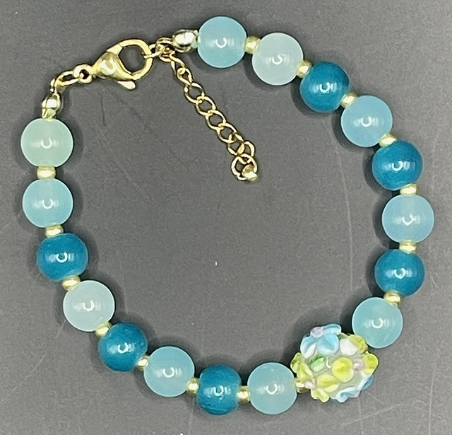B003 - Bracelet perles verre vertes bleutés perle centrale sculptée