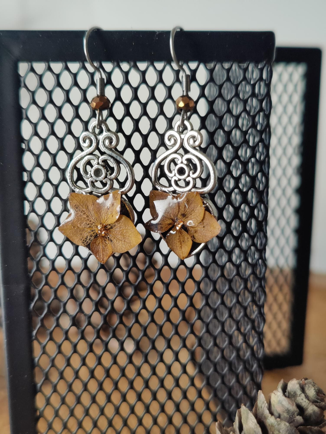 Boucles d'oreilles minimalistes en fleurs d'hortensias naturelles et perles de verres 